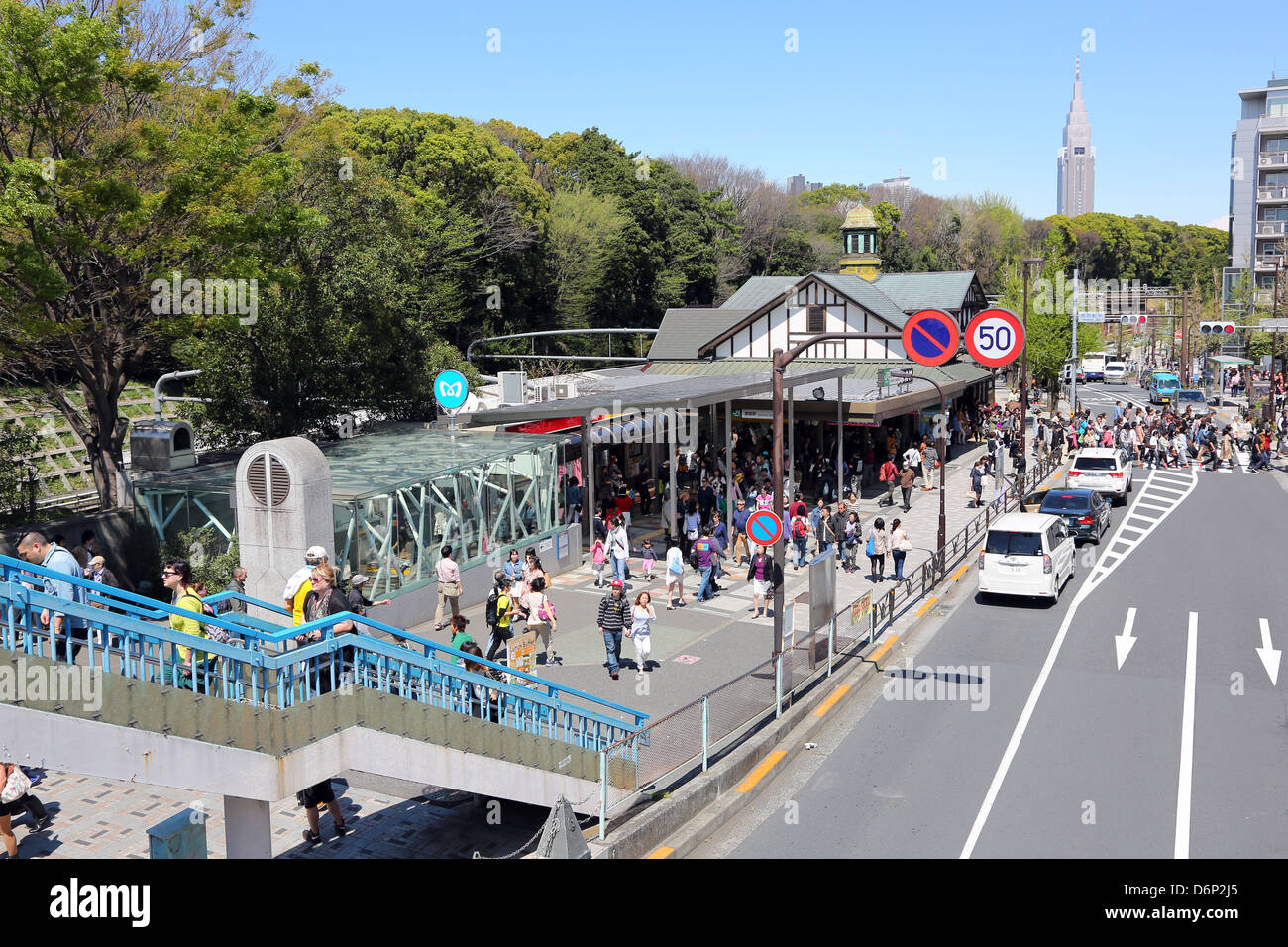 Straßenbild und Metro JR Bahnhof in Harajuku, Tokyo, Japan Stockfoto