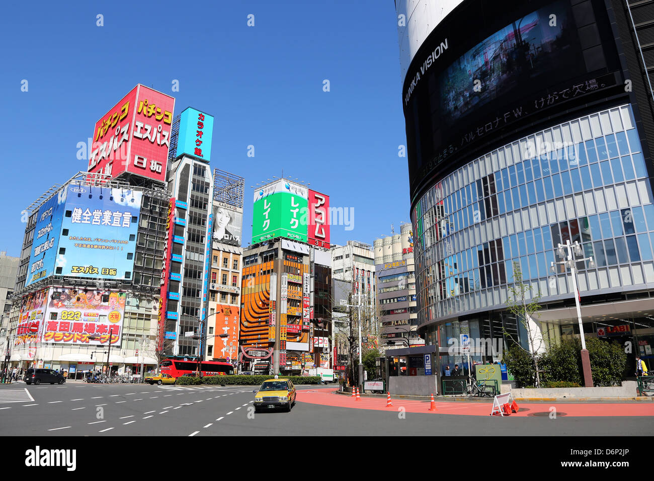 Straßenszene mit Schilder und Werbung in Shinjuku, Tokyo, Japan Stockfoto