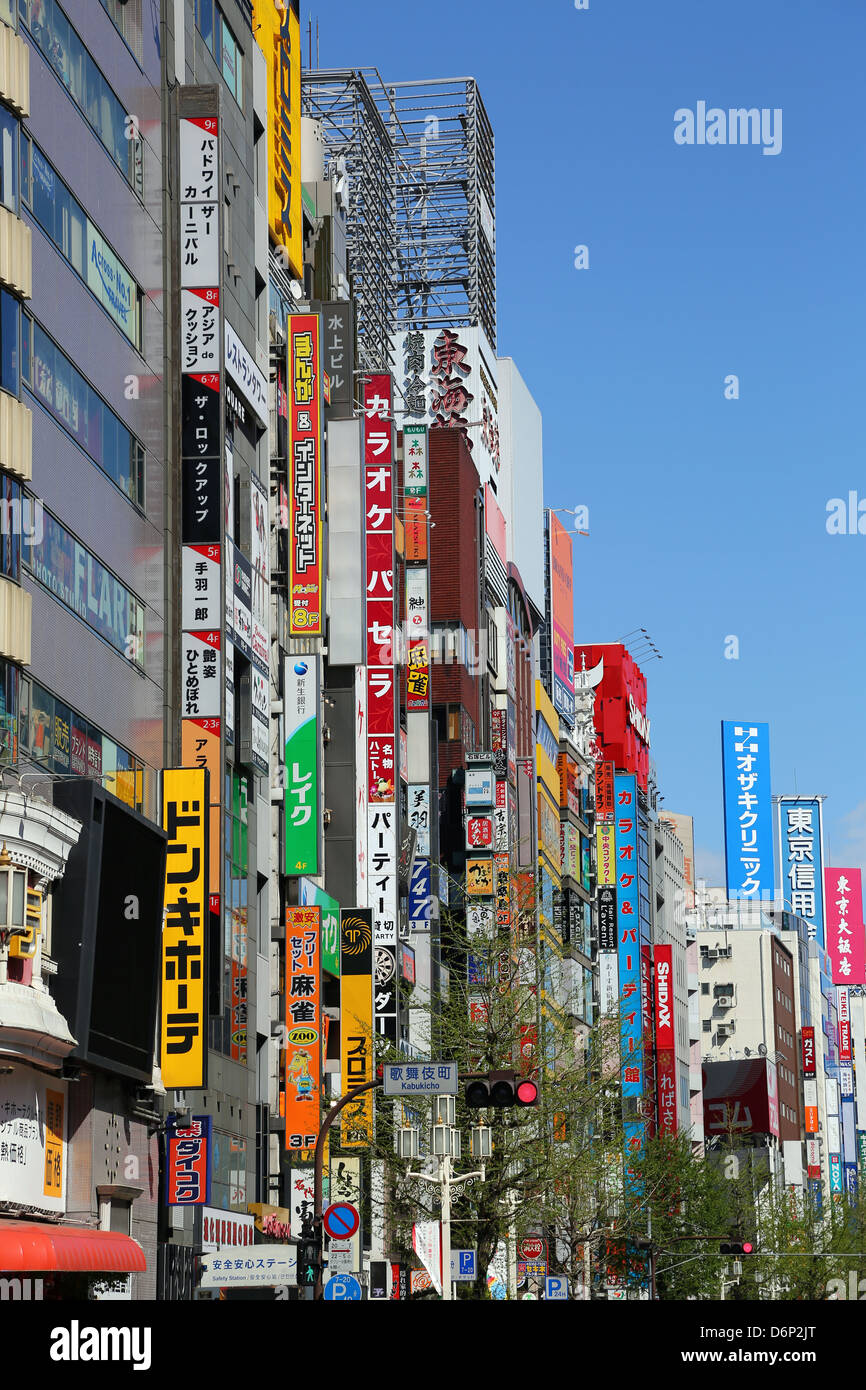 Straßenszene mit Schilder und Werbung in Shinjuku, Tokyo, Japan Stockfoto