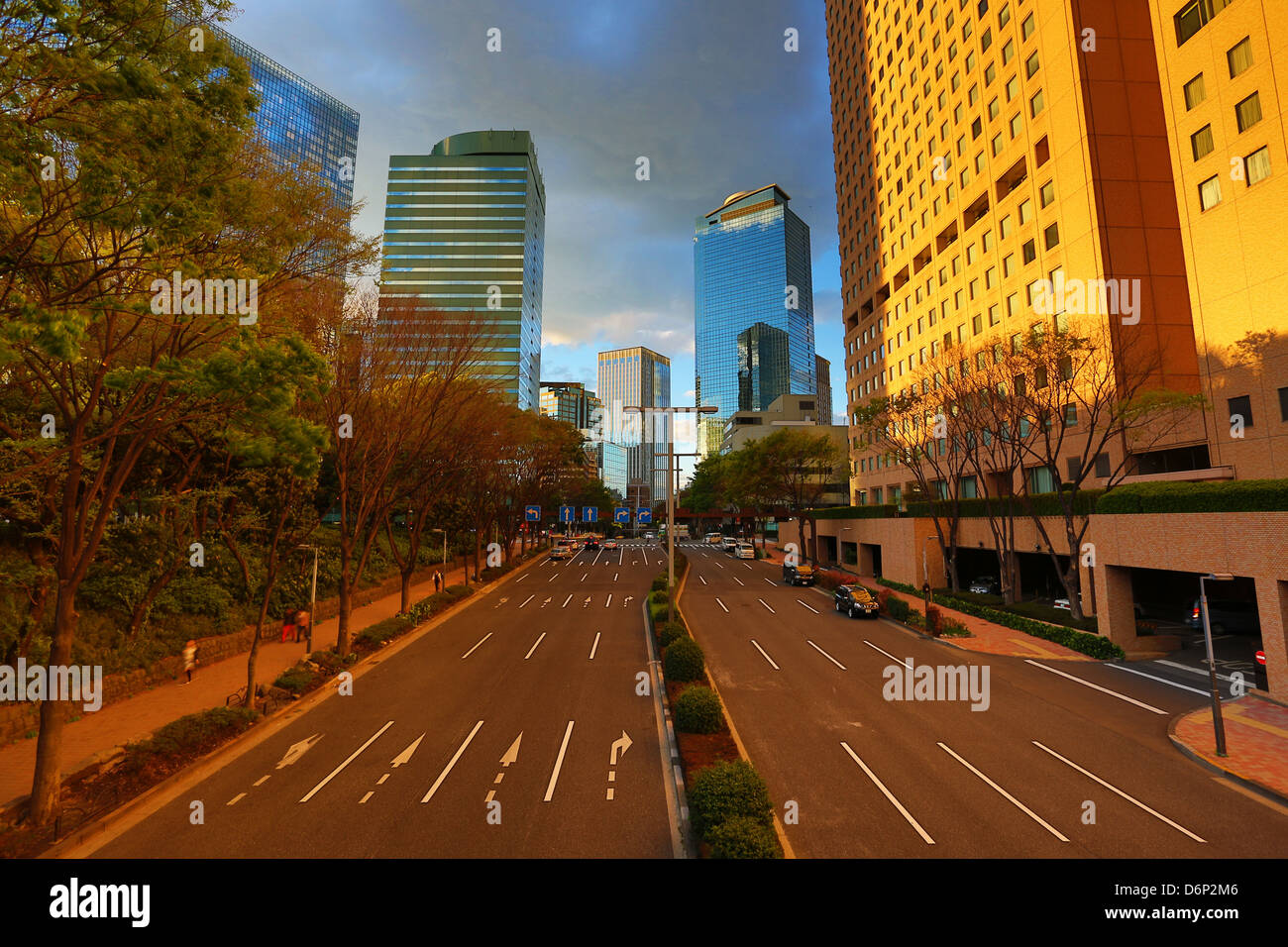 Straßenbild und Straße in der Regierung, die bebaute Fläche in Shinjuku, Tokyo, Japan Stockfoto