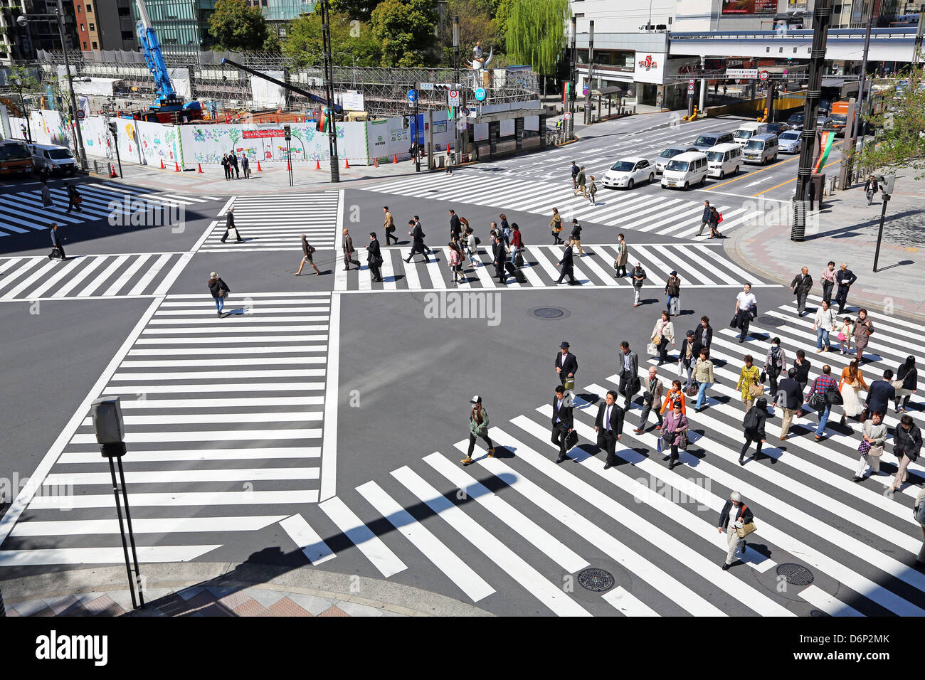 Japanische Straßenszene zeigt Massen von Menschen, die über die Straße auf einem Fußgängerüberweg in Ginza, Tokio, Japan Stockfoto