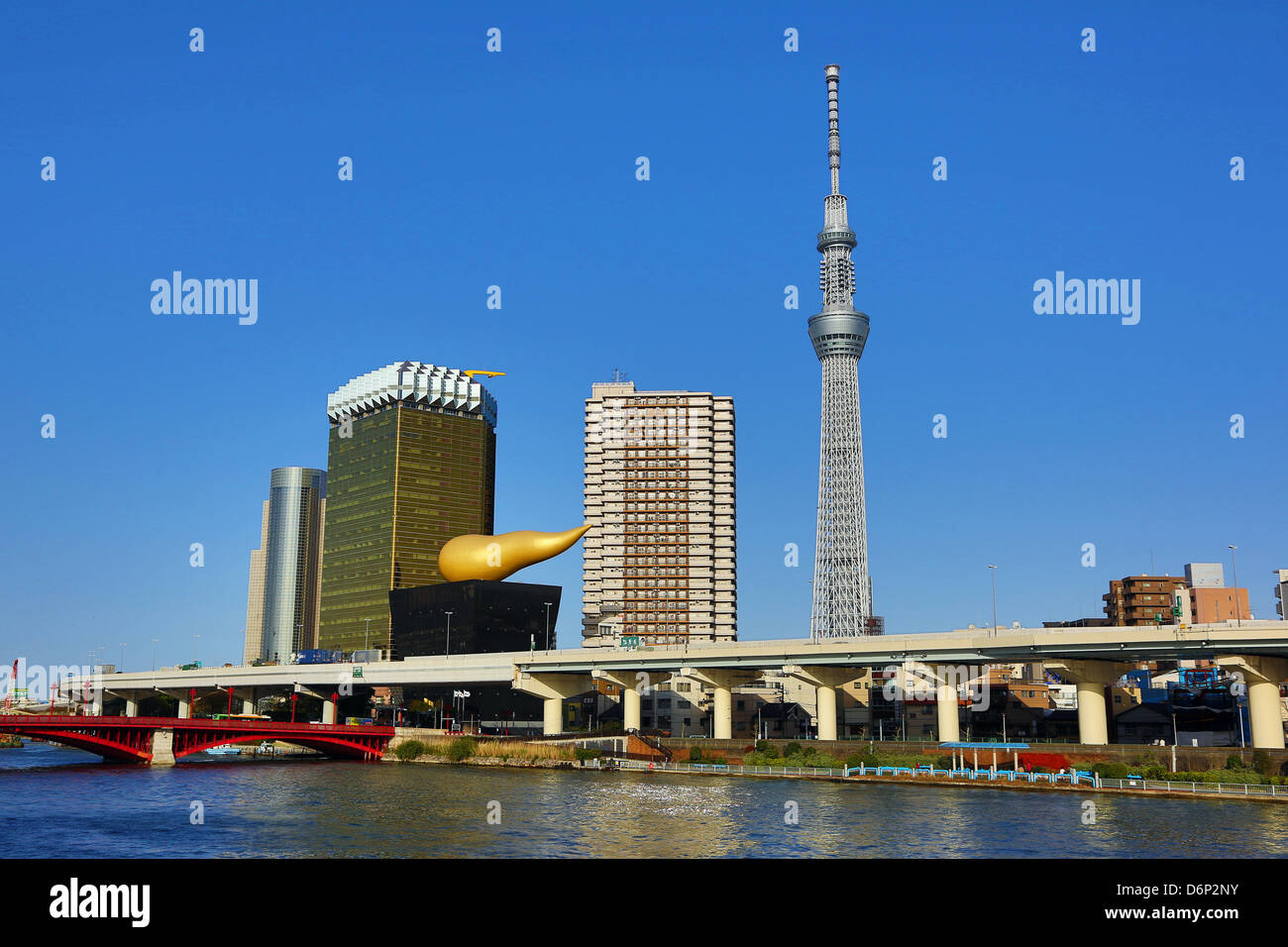 Überblick über die Skyline der Stadt von Asakusa mit der Tokyo Skytree Tower und der Asahi Bier Hauptquartier und gold Flamme Gebäude Stockfoto