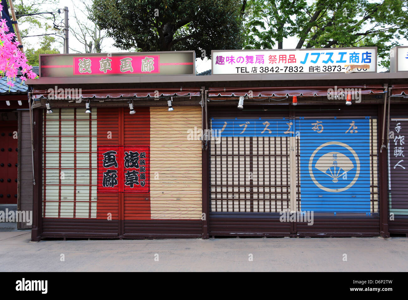 Shop Jalousien mit japanischen Illustrationen in Asakusa, Tokio, Japan Stockfoto