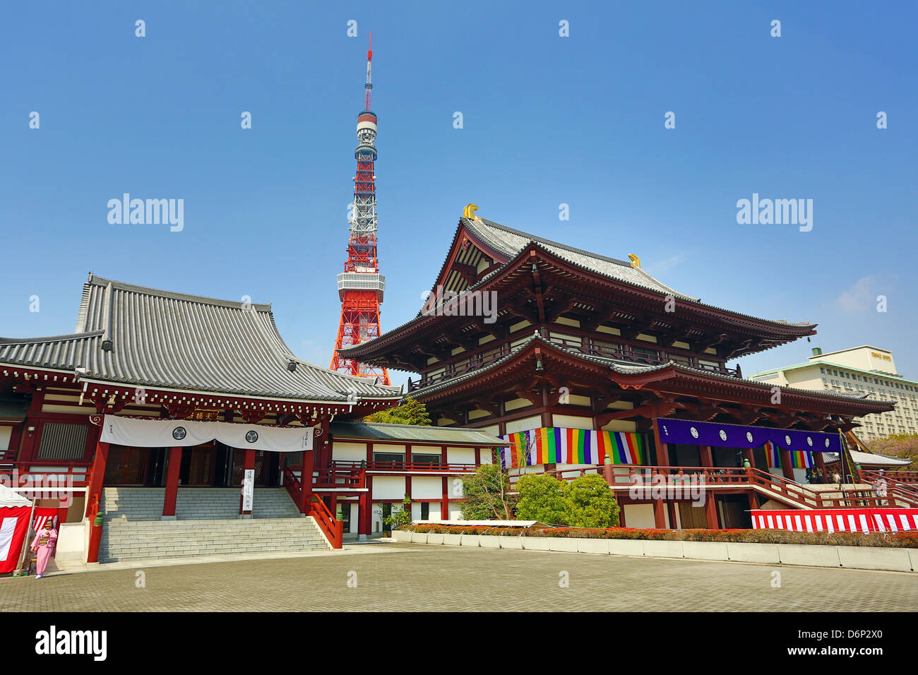 Der Tokyo Tower und der Zozoji-Tempel, Tokyo, Japan Stockfoto