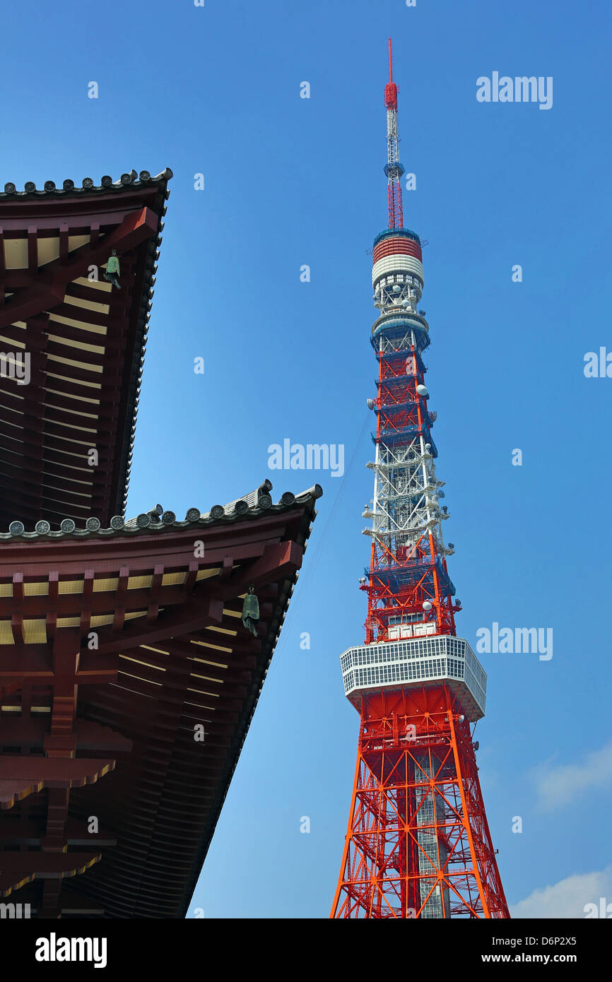 Der Tokyo Tower und der Zozoji-Tempel, Tokyo, Japan Stockfoto