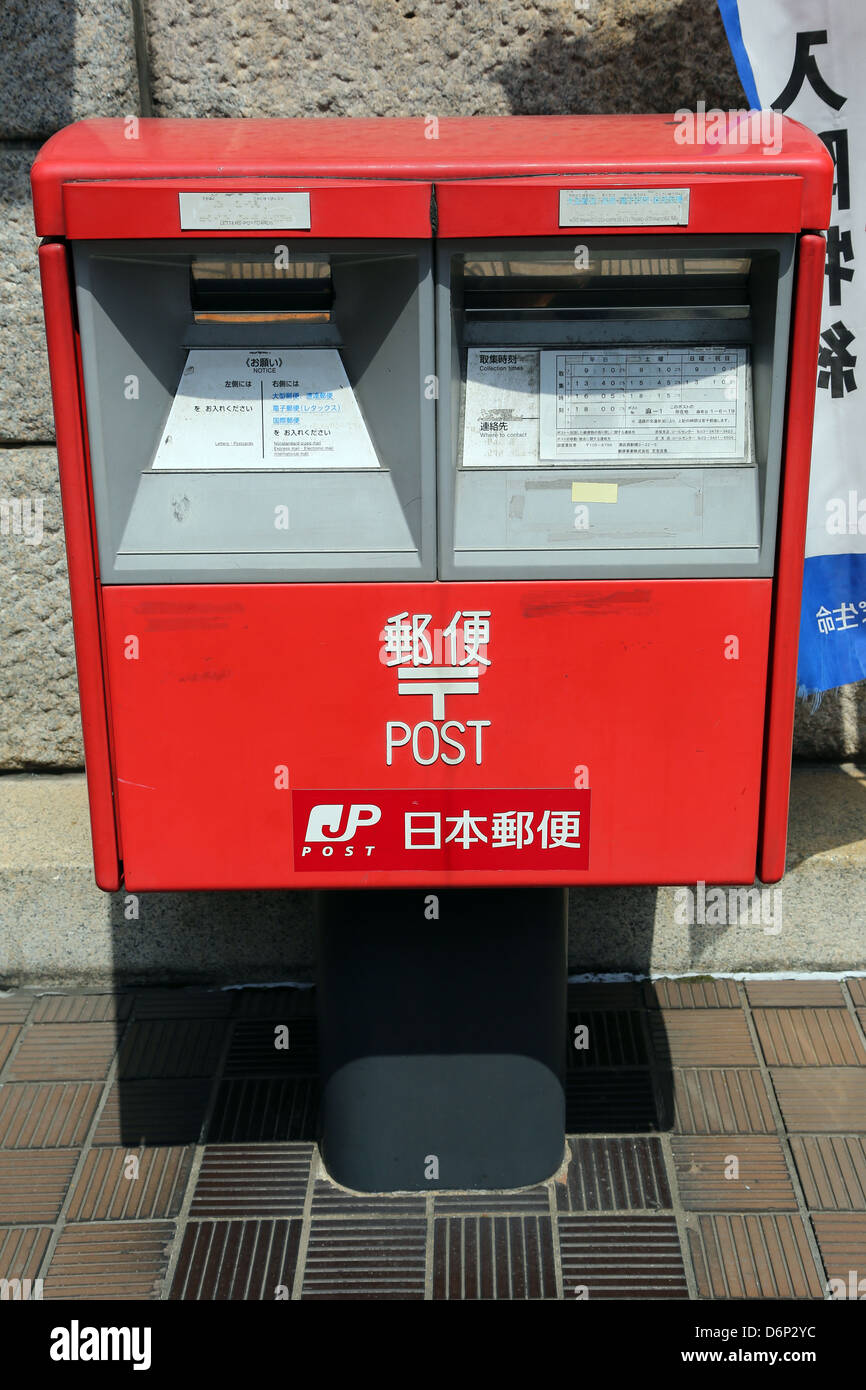Roter japanischer Briefkasten, Tokyo, Japan Stockfotografie Alamy