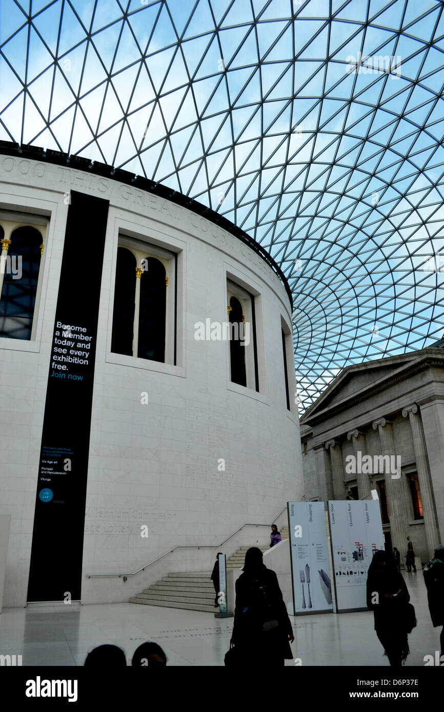 British Museum Great Court mit dem Glasdach, Originalgebäude und die zentrale Trommel. Vertikales Bild von Südost-Ecke. Stockfoto