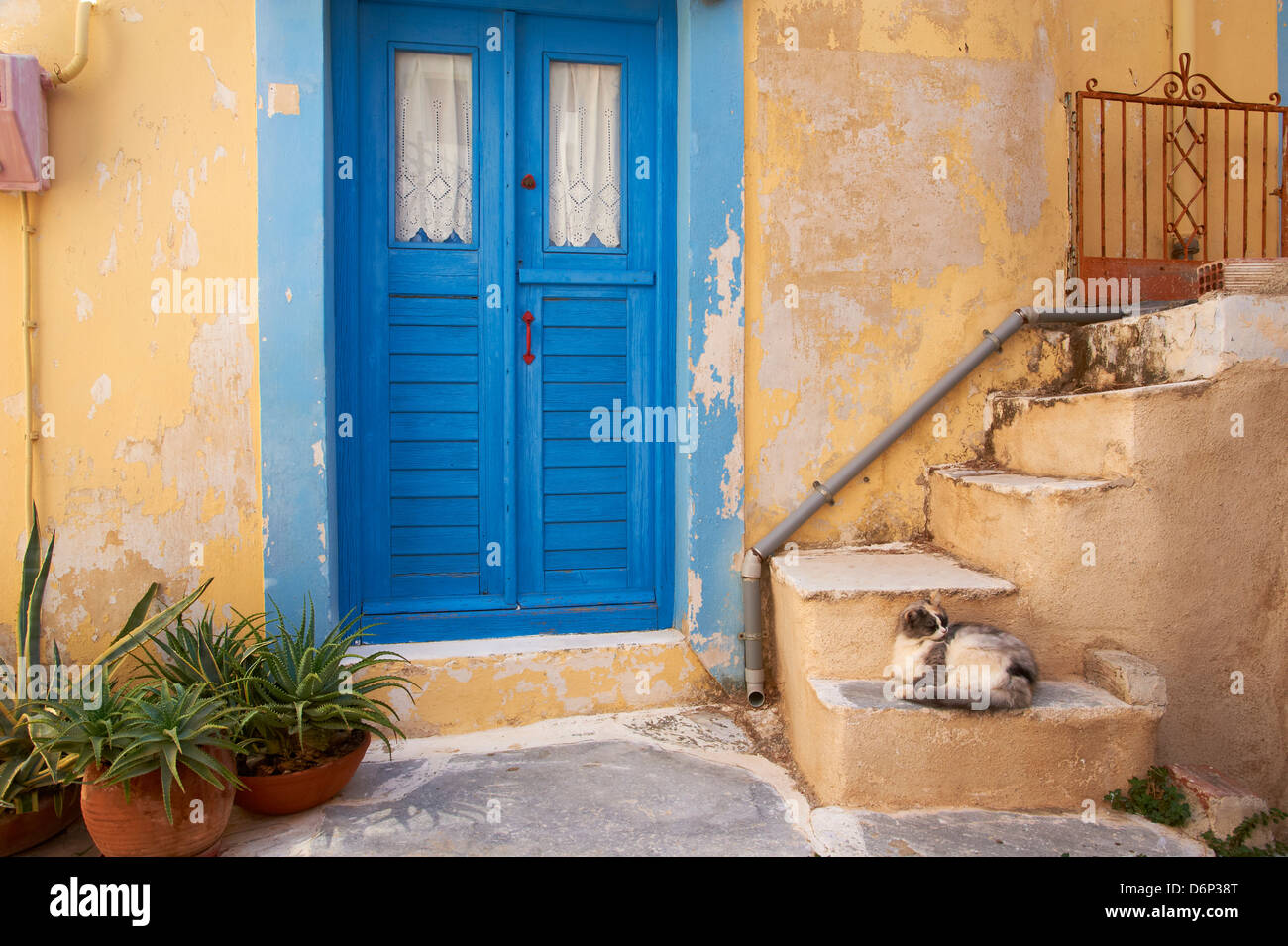 Blaue Tür, Ermoupoli (Chora), Insel Syros, Cyclades, griechische Inseln, Griechenland, Europa Stockfoto