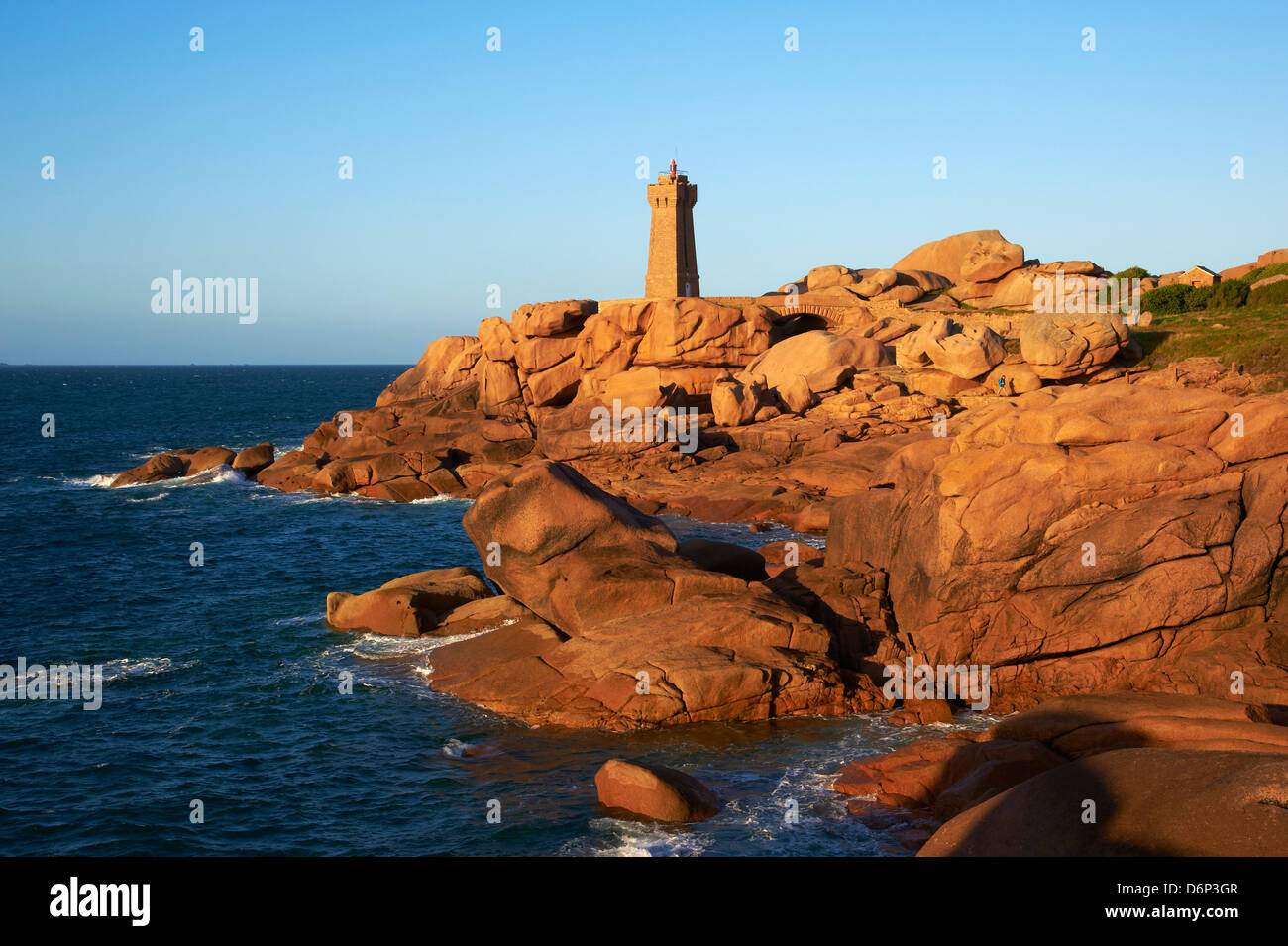 Pointe de Squewel und meine Ruz Leuchtturm, Männer Ruz, Ploumanach, Cote de Granit Rose, Côtes d ' Armor, Bretagne, Frankreich Stockfoto