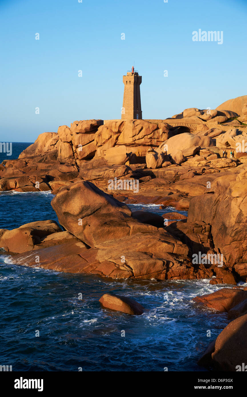 Pointe de Squewel und meine Ruz Leuchtturm, Männer Ruz, Ploumanach, Cote de Granit Rose, Côtes d ' Armor, Bretagne, Frankreich Stockfoto