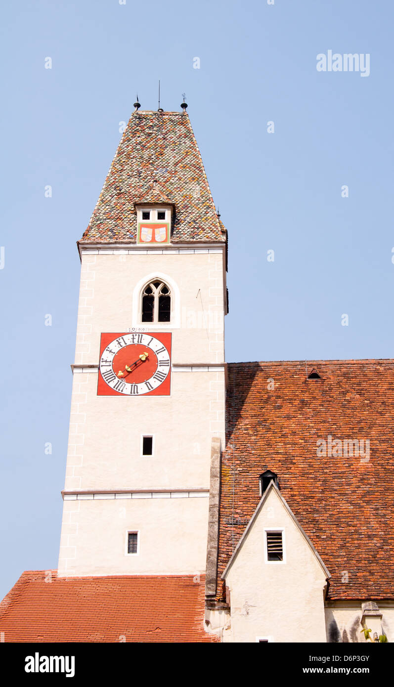 gotische Glockenturm der Kirche in Spitz, Österreich mit Ziegeldach Stockfoto