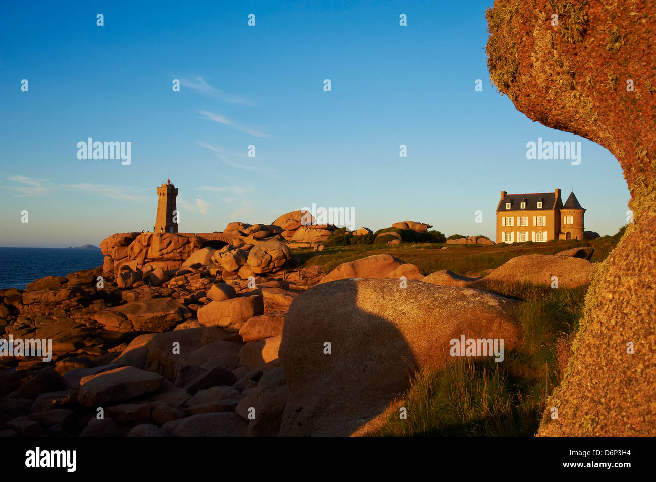 Pointe de Squewel und meine Ruz Leuchtturm, Männer Ruz, littoral Haus, Ploumanach, Côtes d ' Armor, Bretagne, Frankreich Stockfoto