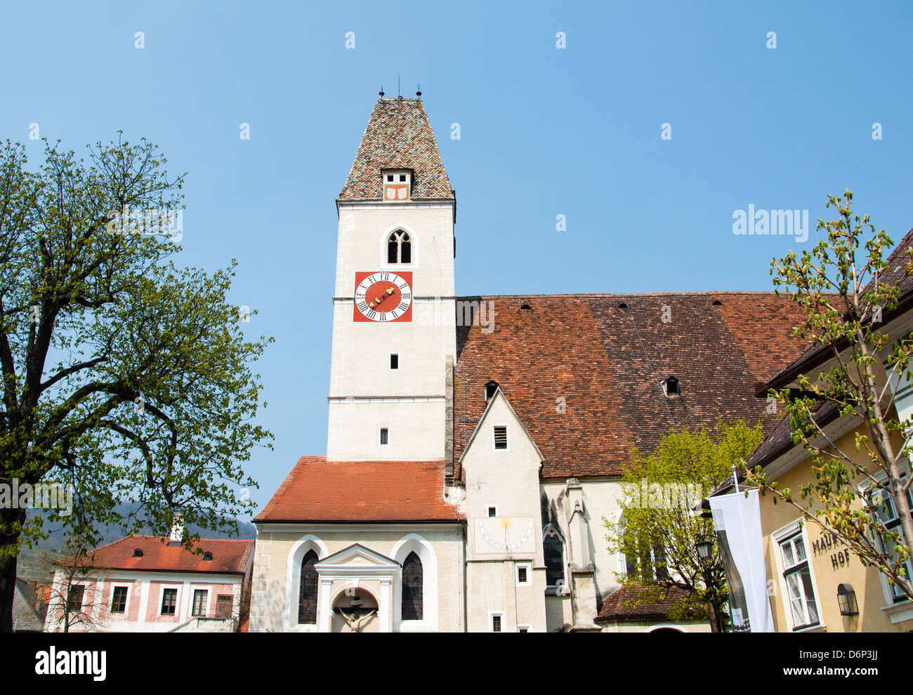 gotische Glockenturm der Kirche in Spitz, Österreich mit Ziegeldach Stockfoto
