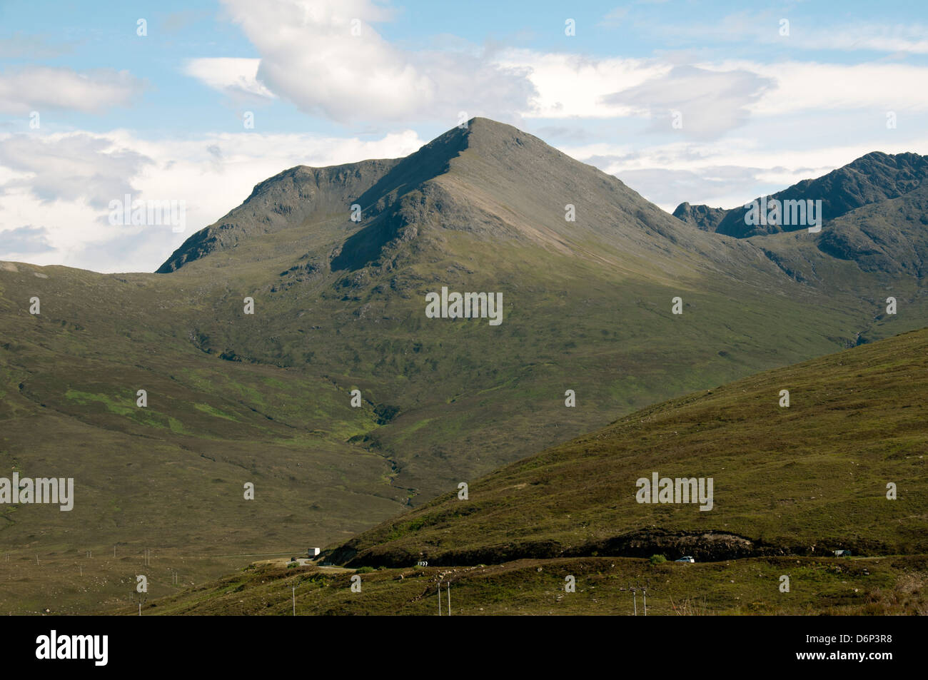 Glamaig in den Cullins rot und die A850 Straße (die Hauptstraße nach Portree), Isle Of Skye, Schottland Stockfoto