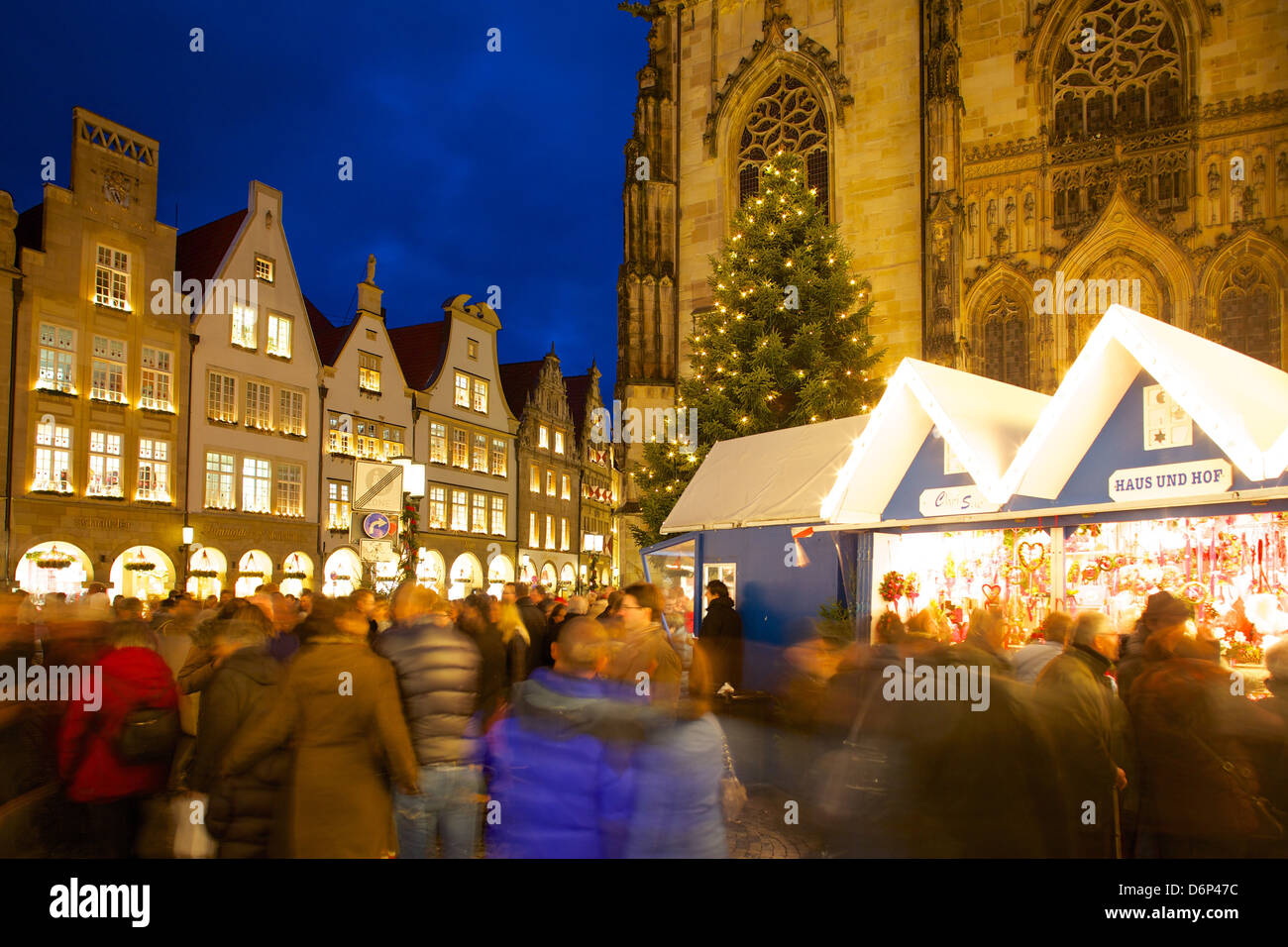 St. Lambert Kirche und Prinzipalmarkt in Münster, NordrheinWestfalen, Deutschland, Weihnachten