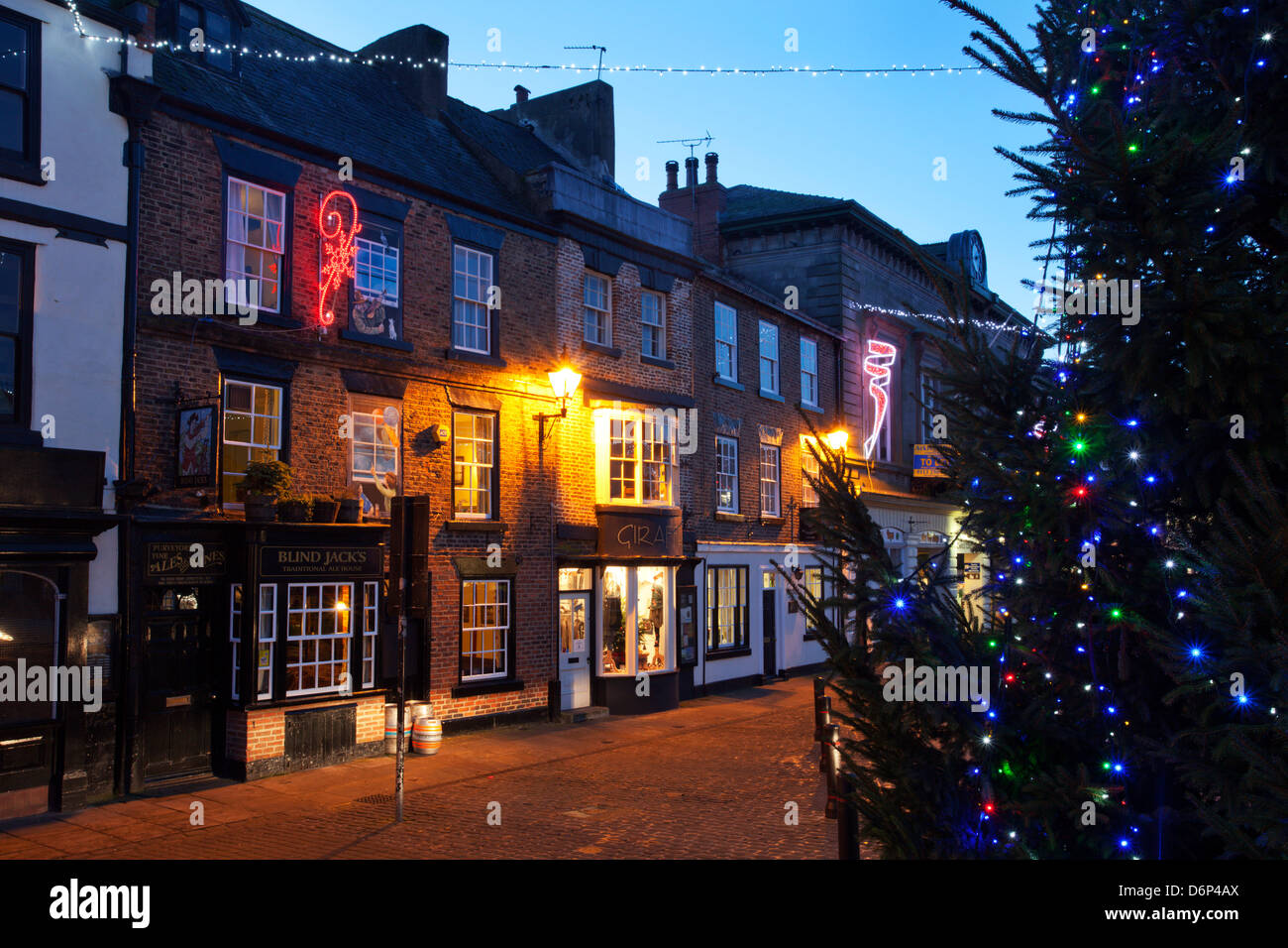 Weihnachtsbaum und Marktplatz in der Abenddämmerung, Knaresborough, North Yorkshire, Yorkshire, England, Vereinigtes Königreich, Europa Stockfoto