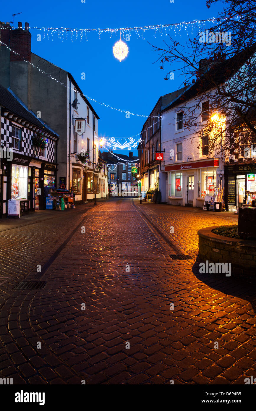 Silber-Kopfsteinpflaster an Weihnachten, Knaresborough, North Yorkshire, Yorkshire, England, Vereinigtes Königreich, Europa Stockfoto