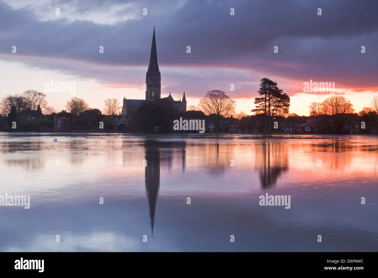 Kathedrale von Salisbury in der Morgendämmerung spiegelt sich in den überfluteten West Harnham Wässermatten, Salisbury, Wiltshire, England, UK Stockfoto