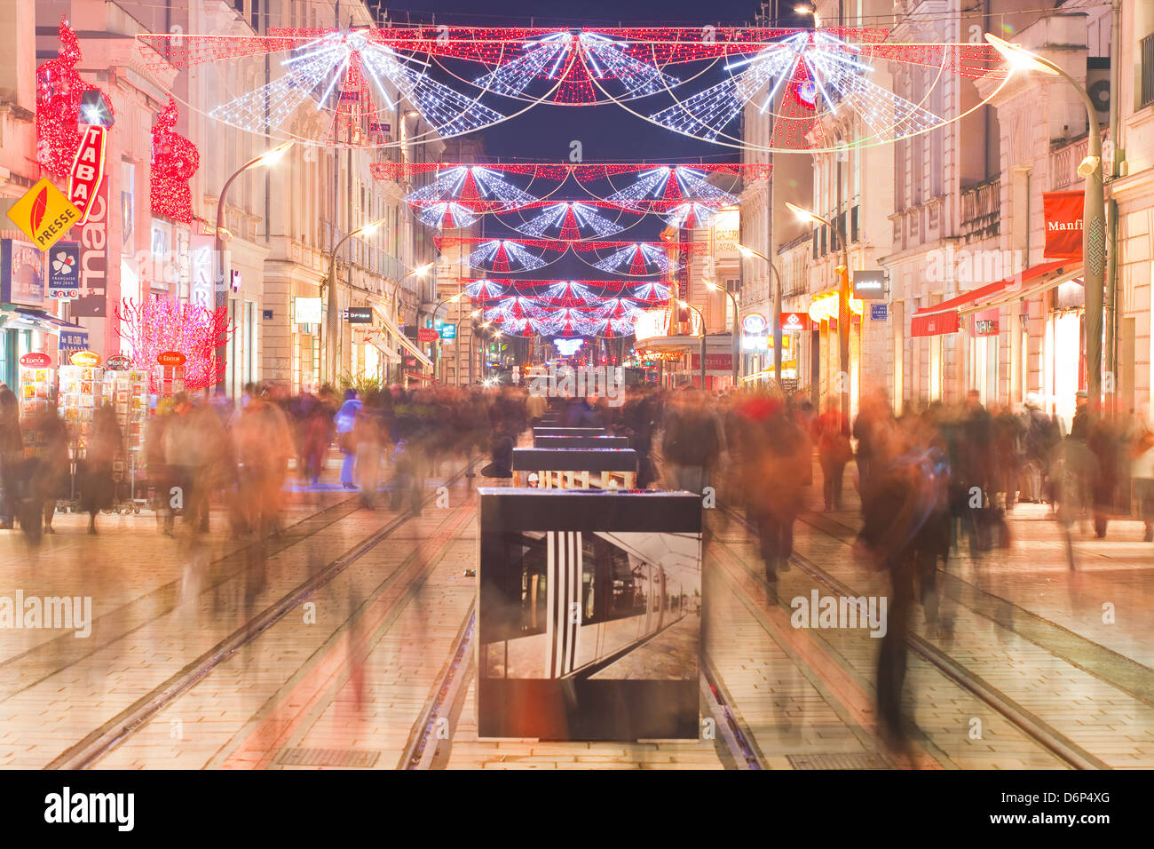 Rue Nationale in der Stadt Tours voller Weihnachts-Einkäufer, Tours, Indre-et-Loire, Frankreich Stockfoto