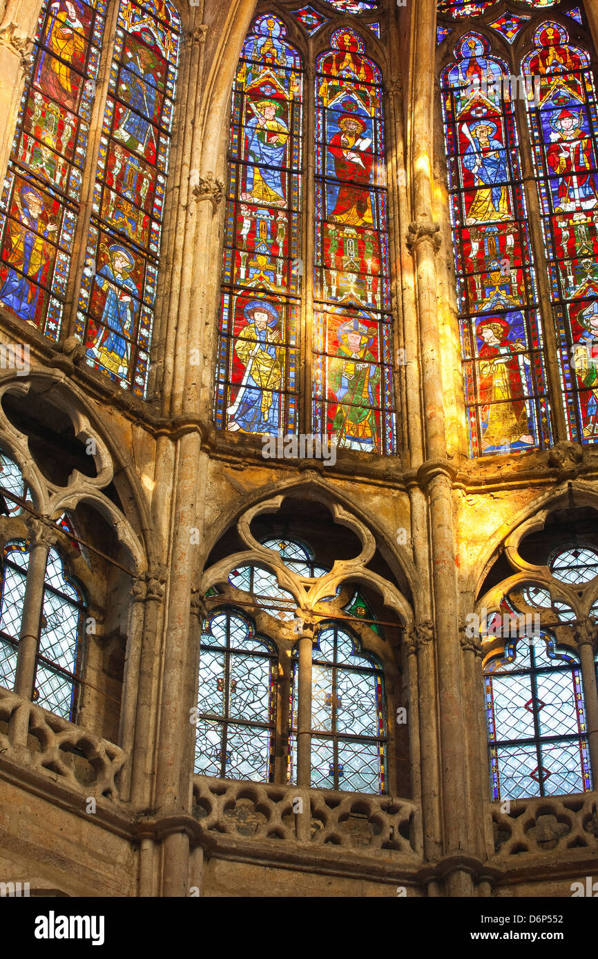 Glasfenster im Inneren der Kirche Abtei Saint-Pierre in Chartres, Eure-et-Loir, Centre, Frankreich Stockfoto