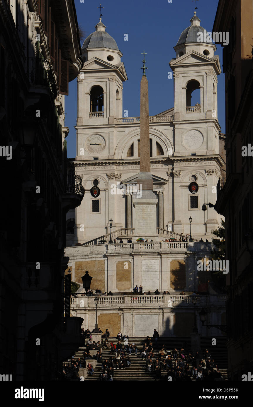 Italien. Rom. -Kirche Trinita dei Monti und Sallust Obelisk von der römischen Kaiserzeit. España. Stockfoto