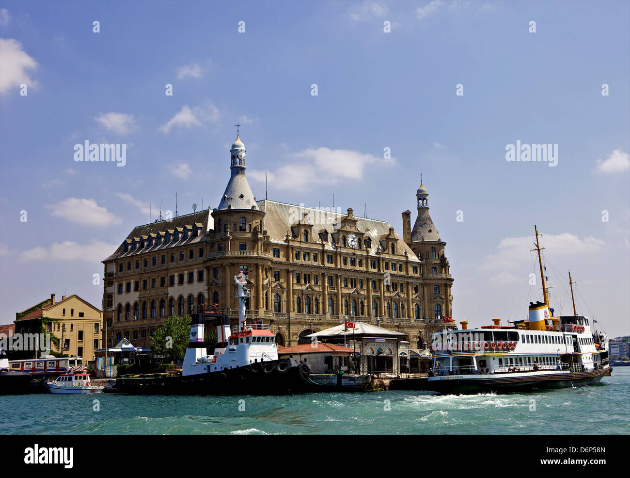 Boot vor Haydarpasa Terminus Railway Station, Istanbul, Türkei, Europa, Eurasien Stockfoto