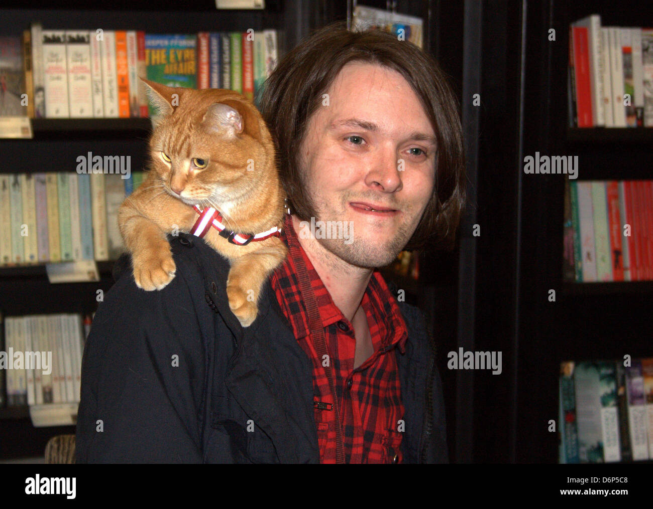 James bowen and bob the cat Fotos und Bildmaterial in hoher Auflösung