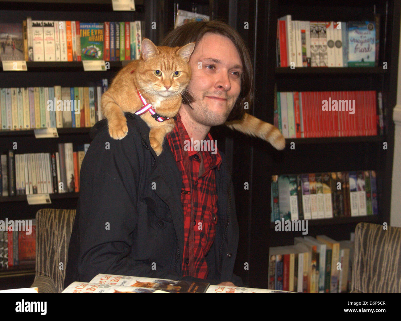 James Bowen und Bob besuchen ein beschäftigt Unterzeichnung in