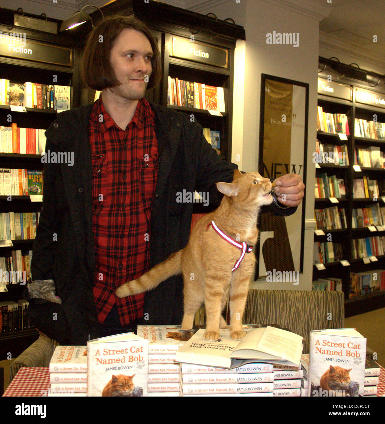James Bowen und Bob besuchen ein beschäftigt Unterzeichnung in