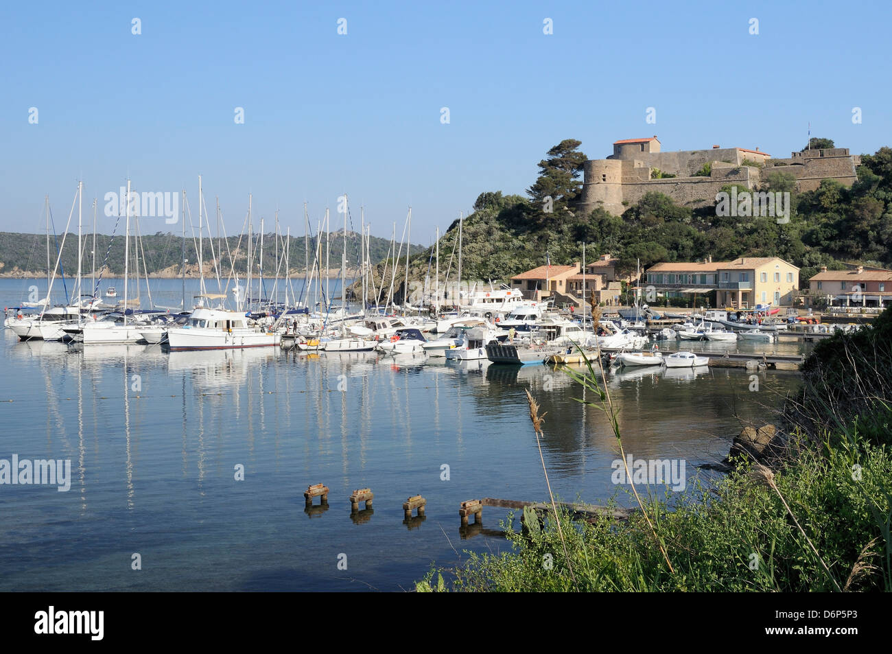 Segelyachten auf Port Cros Island vor dem Fort de l'Eminence Schloss, Hyeres Archipel, Var, Provence, Cote d ' Azur, Frankreich Stockfoto