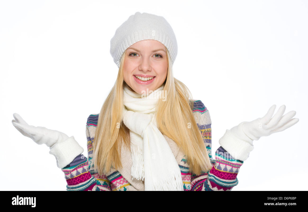 Lächelndes Mädchen in Winterkleidung fangen Schnee Stockfoto