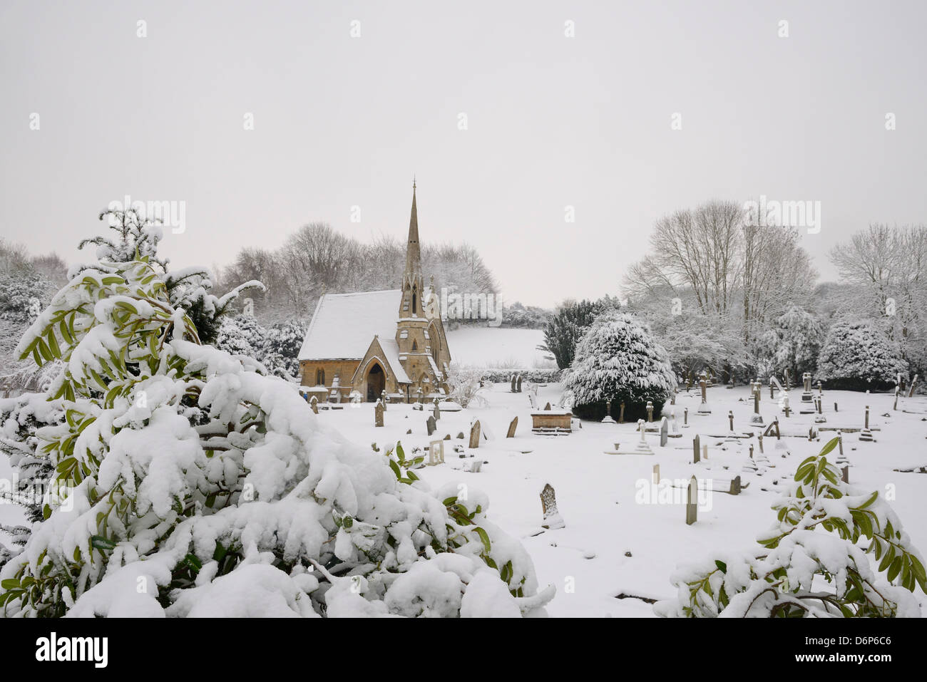 Friedhofskapelle nach starkem Schneefall, Box, Box, Wiltshire, England, Vereinigtes Königreich, Europa Stockfoto