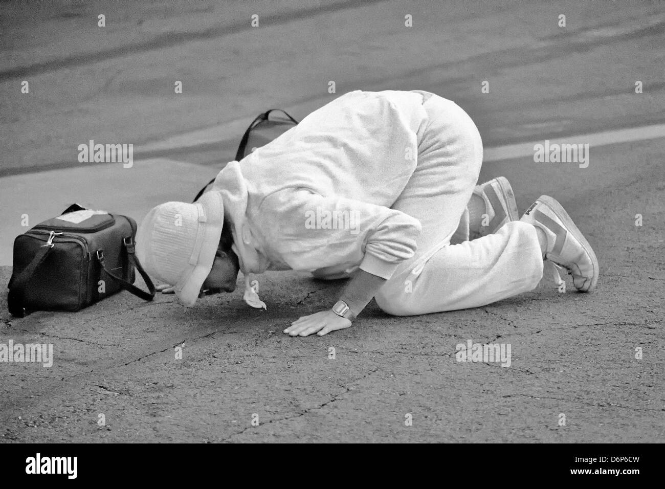 Ein Student aus der Saint George University School of Medicine in Grenada küsst den Boden nach der Ankunft 26. Oktober 1983 in Charleston, SC. Die Schüler wurden evakuiert, nach der Invasion von Grenada. Stockfoto