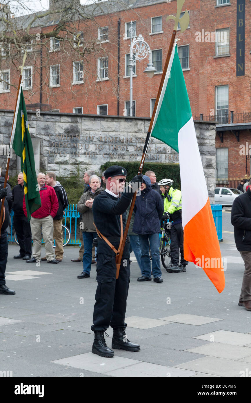 Republican Sinn Féin Fahnenträger bereitet sich auf März von Parnell Square mit dem Gruppenrichtlinienobjekt zum Gedenken an den Osteraufstand von 1916 zu führen Stockfoto