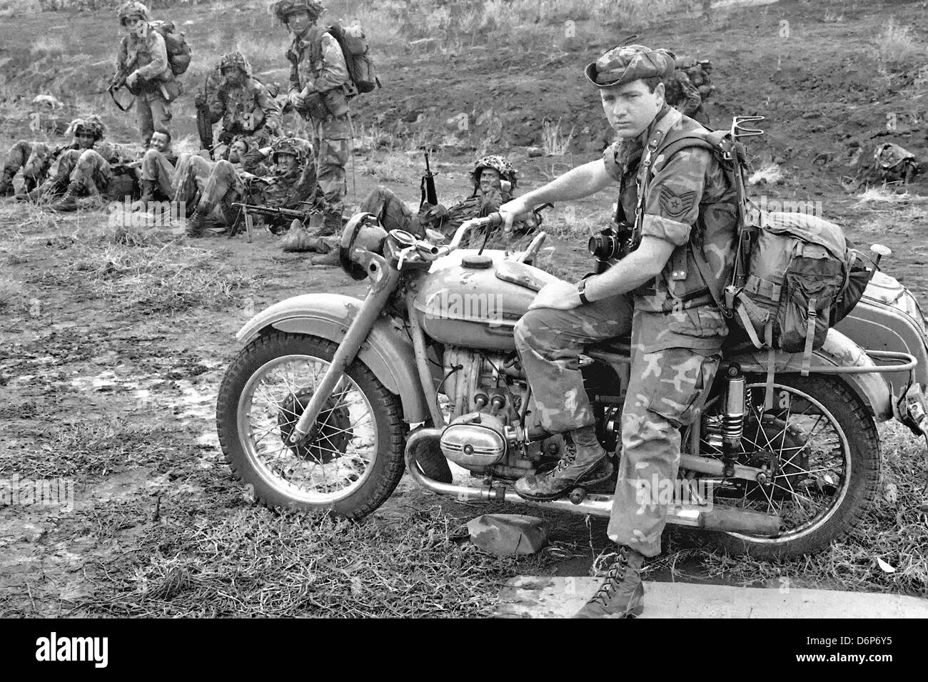 US-SSgt Michael J. Haggerty, Luftwaffe Fotograf während der Invasion von Grenada, unter dem Codenamen Operation Urgent Fury 26. Oktober 1983 in Point Salines Flugplatz, Grenada. Die Invasion begann am 25. Oktober 1983 und wurde die erste größere militärische Aktion von den Vereinigten Staaten seit dem Ende des Vietnam-Krieges. Stockfoto