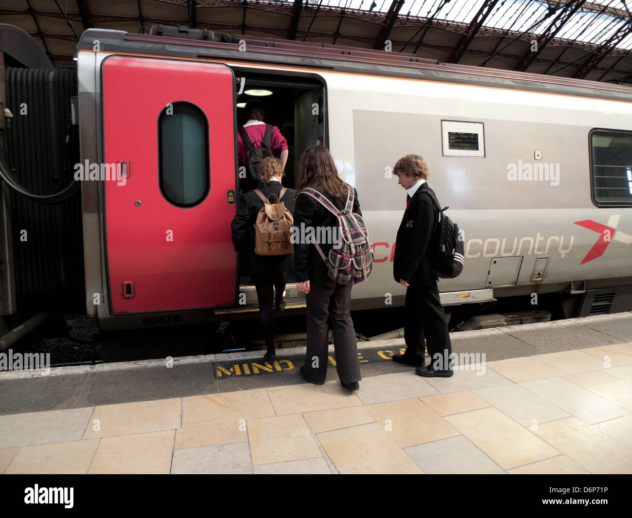 Schulkinder in Uniform Einsteigen in einen Zug zum Weg nach Hause von der Schule zum Bahnhof Bristol Temple Meads England UK KATHY DEWITT Stockfoto