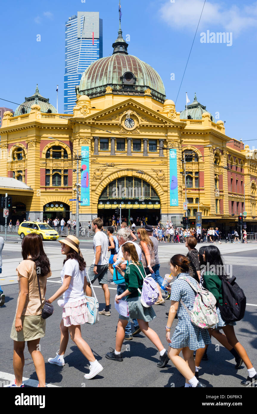 Bahnhof Flinders und stark befahrenen Straße in Zentral Melbourne-Australien Stockfoto