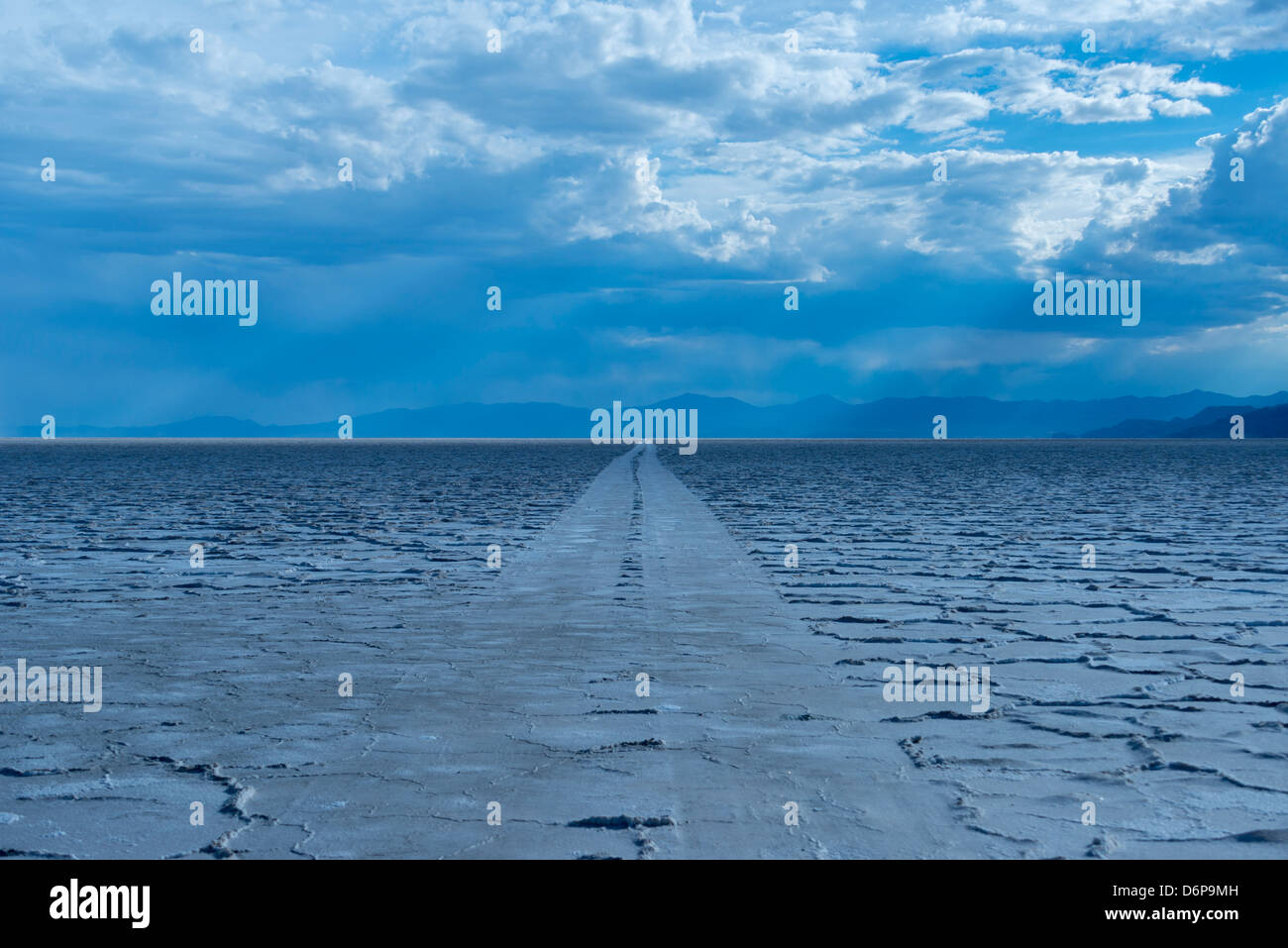 Autoreifen tracks auf Bonneville Salt Flats bei Sonnenuntergang, Tooele, Utah, USA. Stockfoto