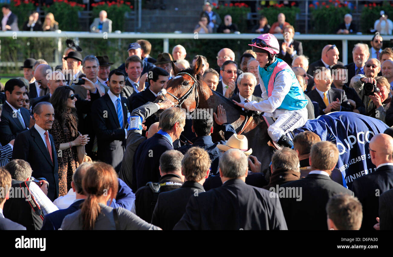 Frankel kehrt in die Gewinner-Gehäuse nach dem Gewinn der Queen Elizabeth II Stakes der Qipco britische Champions Stuten und Stockfoto