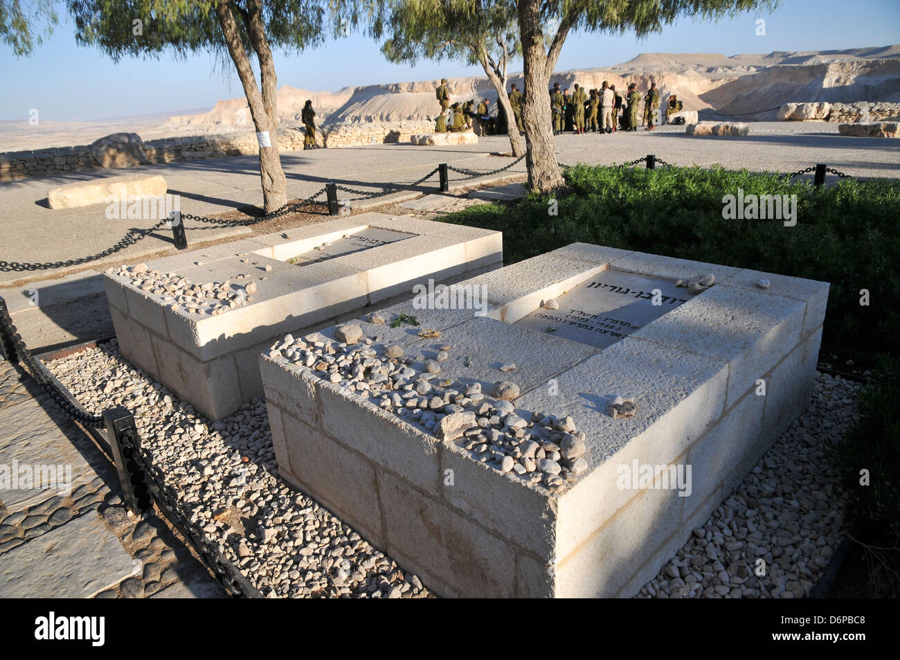 Israel, Negev, Kibbuz Sde Boker, das Grab von David (rechts) und Pola (links) Ben Gurion Wüste im Hintergrund Juli 2008 Stockfoto