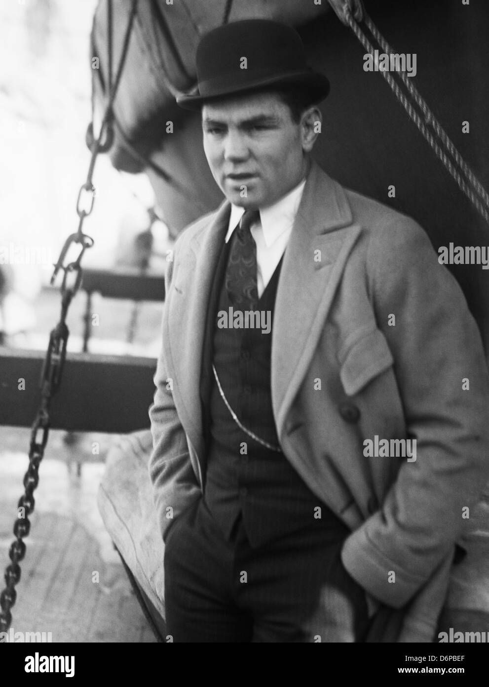 Oldtimer-Foto von Boxer Jack Dempsey (1895 – 1983) – Dempsey, bekannt als „der Manassa Mauler“, war von 1919 bis 1926 Weltmeister im Schwergewicht. Foto ca. 1920 – 1925. Stockfoto