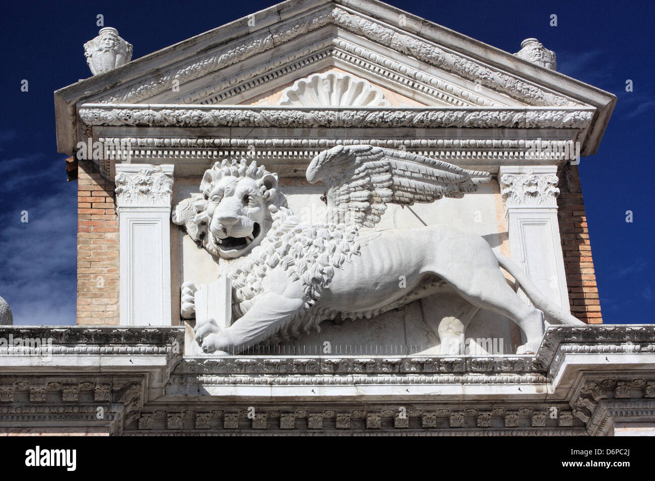 Die geflügelten venezianischen Löwen am Eingang "Porta Magna" der Arsenale, Venedig, Italien - Venedig, Italien - Venedig, Italien Stockfoto