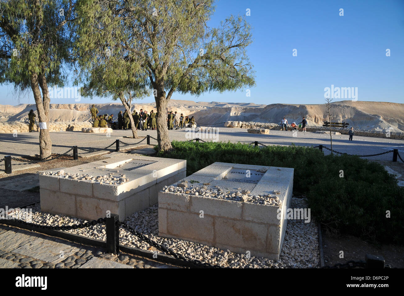 Israel, Negev, Kibbuz Sde Boker, das Grab von David (rechts) und Pola (links) Ben Gurion Wüste im Hintergrund Juli 2008 Stockfoto