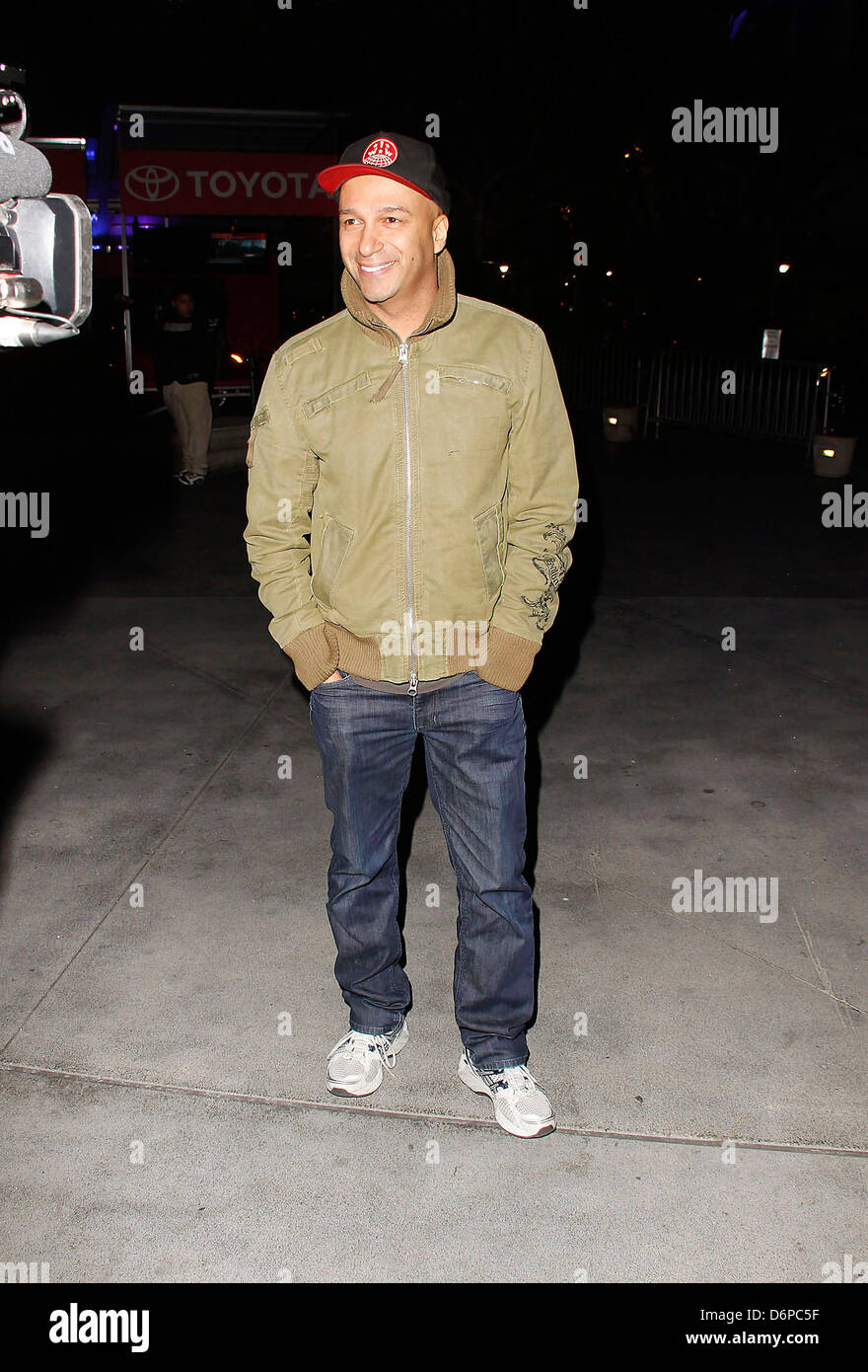 Tom Morello im Staples Center für die Los Angeles Clippers V Boston Celtics Basketball Spiel Los Angeles angekommen, Stockfoto