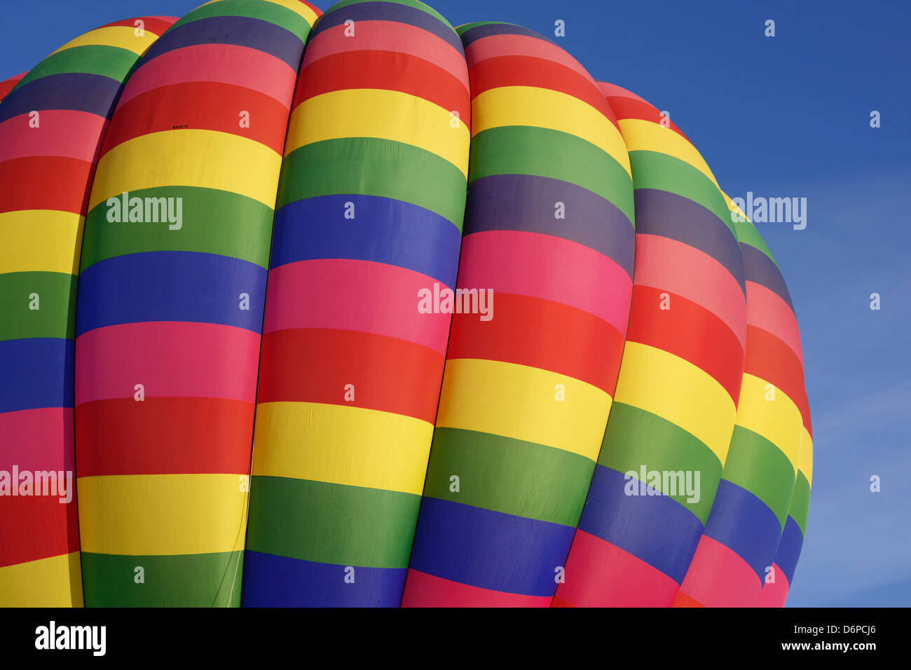 Bunte äußere Verkleidungen von einem Heißluftballon Aufblasen ist. Stockfoto