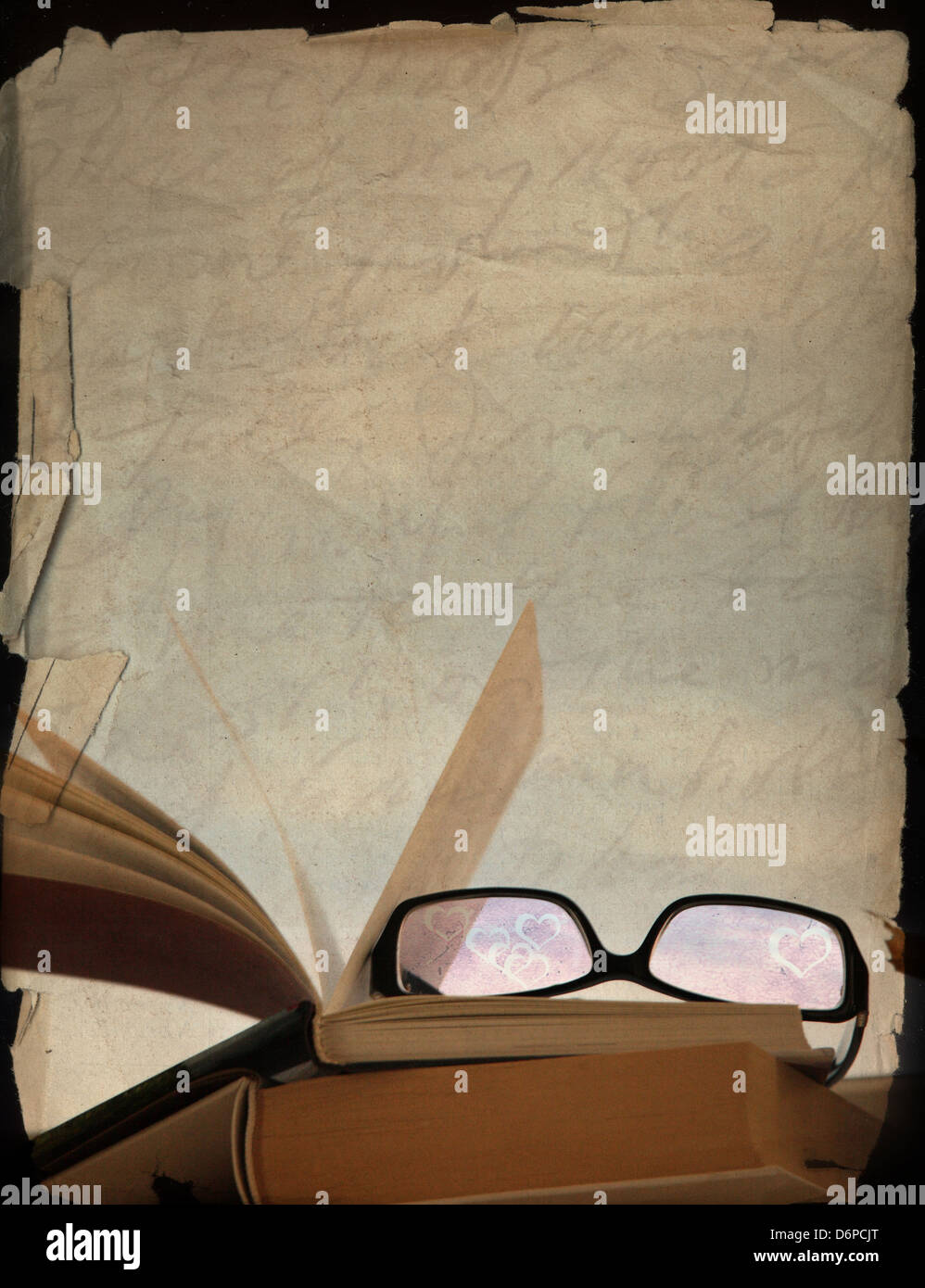 Vintage-Hintergrund, rosarote Brille und alte Bücher Stockfoto