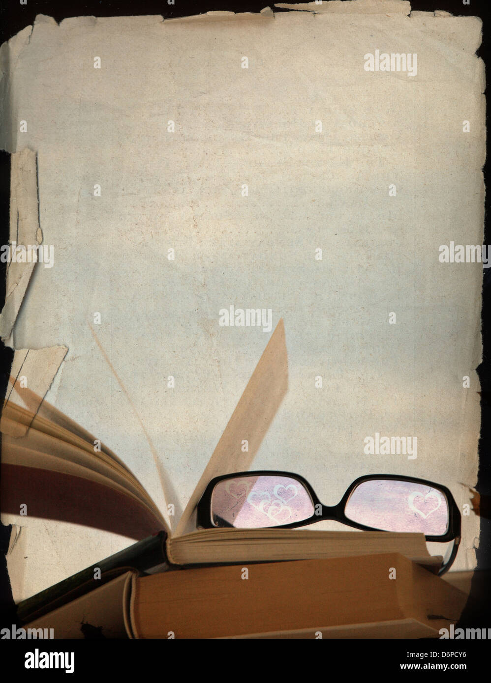 Vintage-Hintergrund, rosarote Brille und alte Bücher Stockfoto