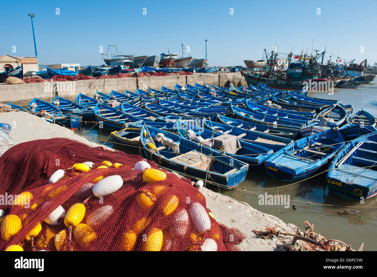 Blaue Angelboote/Fischerboote in Essaouira Hafen, früher Mogador, Marokko, Nordafrika, Afrika Stockfoto