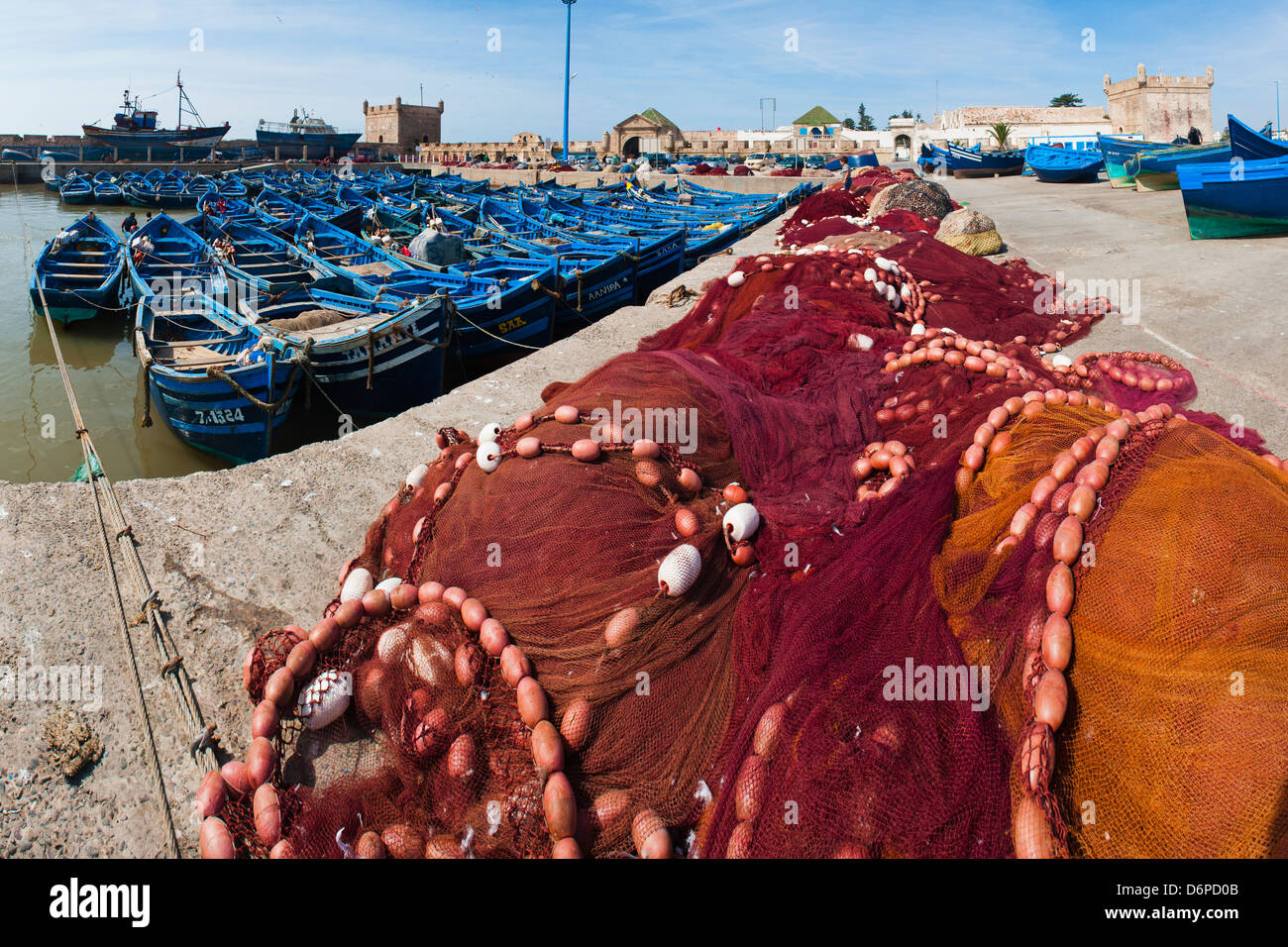 Fischernetze und blauen Angelboote/Fischerboote in Essaouira Hafen, früher Mogador, Marokko, Nordafrika, Afrika Stockfoto
