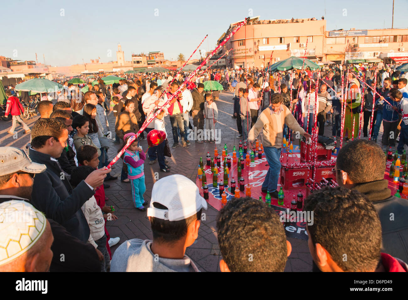 Marokkaner spielen in Place Djemaa El Fna, Marrakesch, Marokko, Nordafrika, Afrika Stockfoto